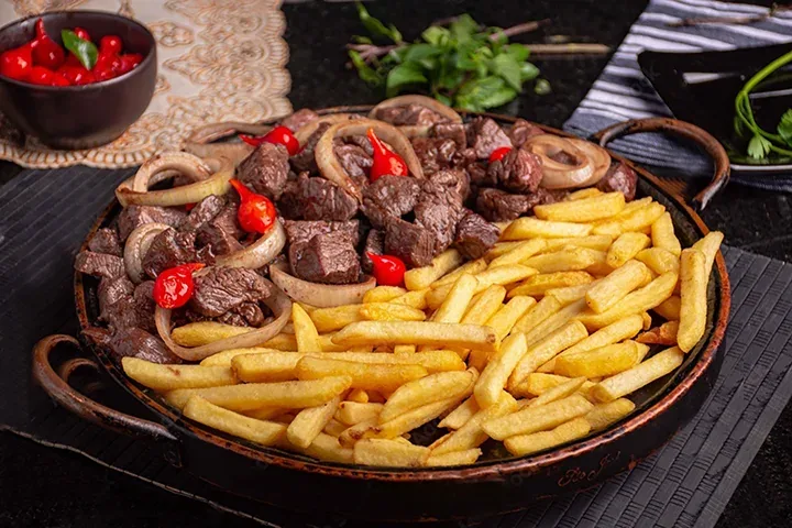 Carne de sol encebollada