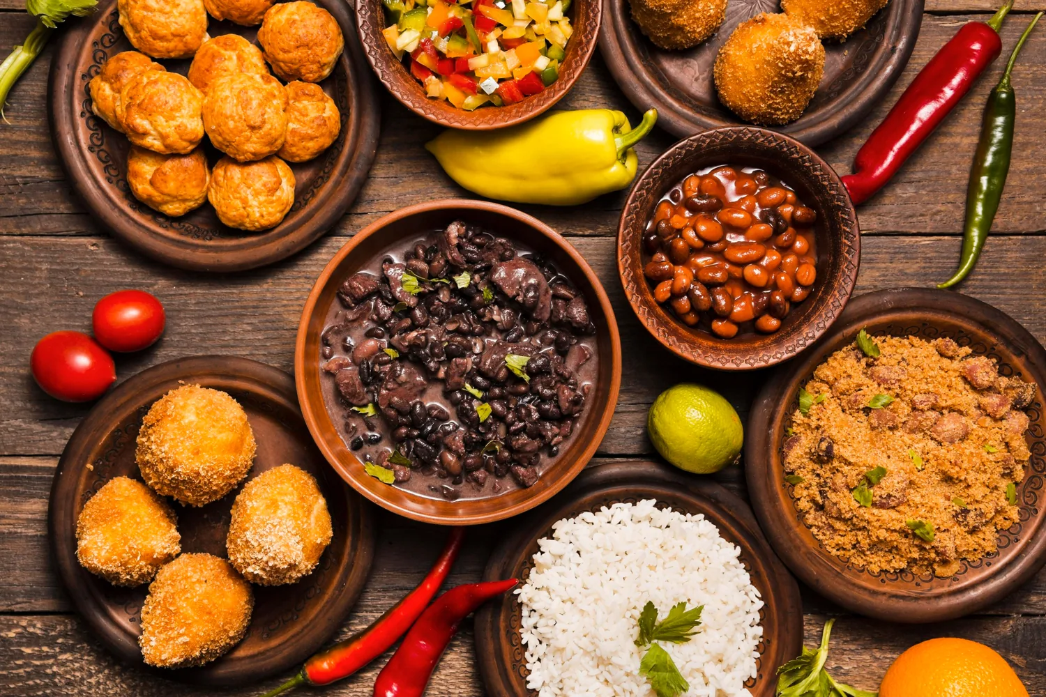 Mesa de cocina brasileña con guisos, arroz, aperitivos y acompañamientos