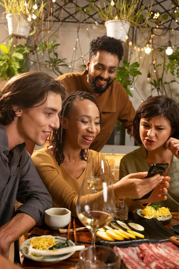 Amigos disfrutando de una comida en torno a la mesa