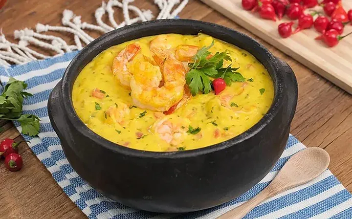 Moqueca de camarones servida en cazuela
